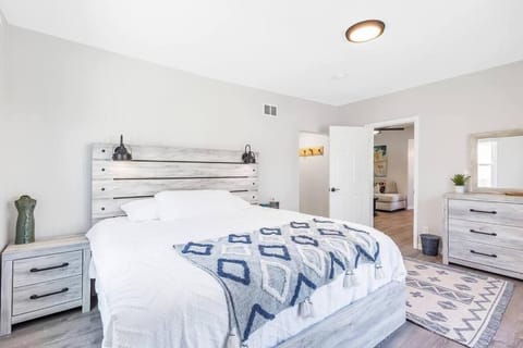 Pets, Big Groups Welcome: HotTub, Firepit, Grill Apartment in Bay City