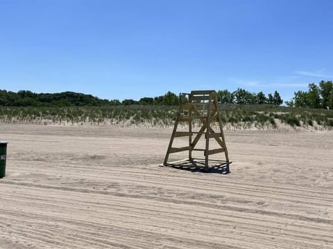 Large-group Retreat w/Loft Space Near Beach Apartment in Michigan City