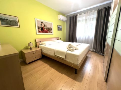 Bed, Photo of the whole room, Bedroom, air conditioner