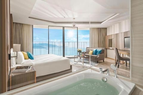 Photo of the whole room, Sea view