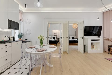 TV and multimedia, Coffee/tea facilities, Kitchen or kitchenette, Living room, Seating area