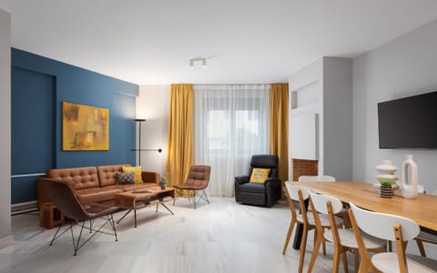 TV and multimedia, Living room, Seating area, Dining area