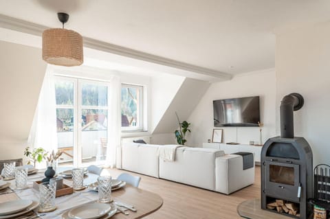 TV and multimedia, Living room, Seating area, Dining area