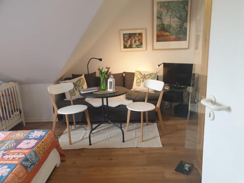 Bed, TV and multimedia, Photo of the whole room, Seating area, Bedroom