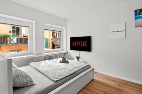 Bed, TV and multimedia, Photo of the whole room, Bedroom, Street view, towels