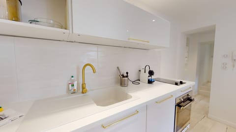 Kitchen or kitchenette, minibar, stove