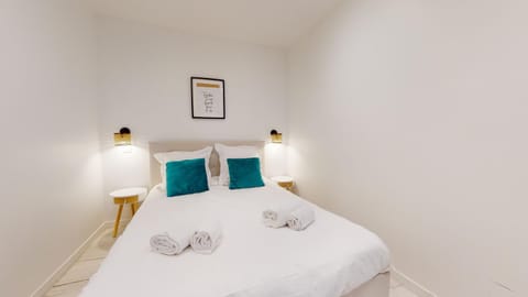 Bed, Photo of the whole room, Bedroom, towels