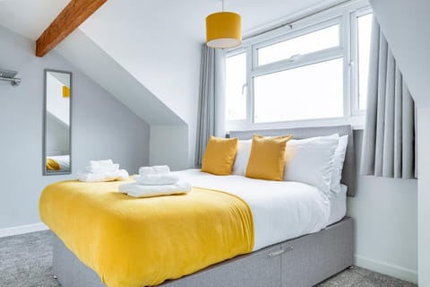 Bed, Photo of the whole room, Bedroom, towels