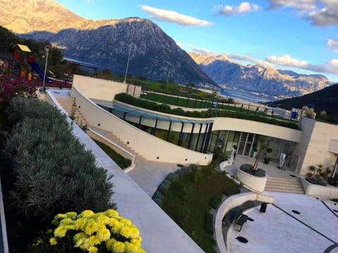 Nearby landmark, Neighbourhood, Mountain view