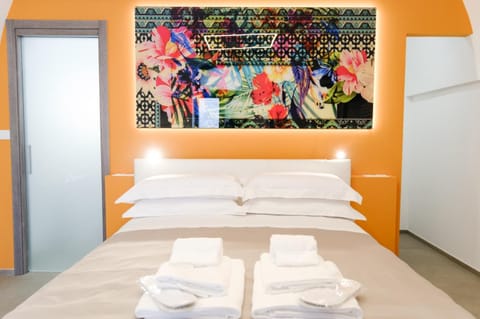 Bed, Bedroom, towels