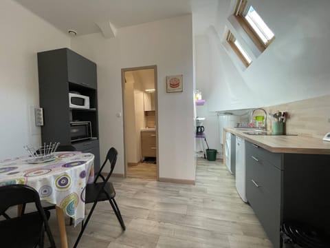 Kitchen or kitchenette, Dining area, minibar, pet friendly, stove