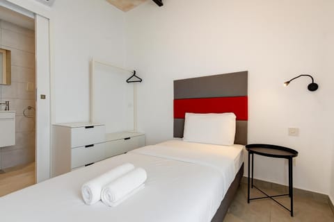 Bed, Bedroom, towels