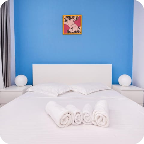 Bed, Photo of the whole room, Bedroom, towels