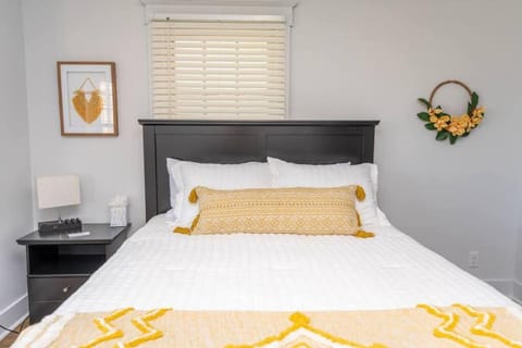 Downtown Retreat, Hot Tub, Firepit, Grill Apartment in Michigan City