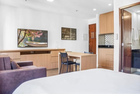 TV and multimedia, Kitchen or kitchenette, Living room, Seating area, Dining area