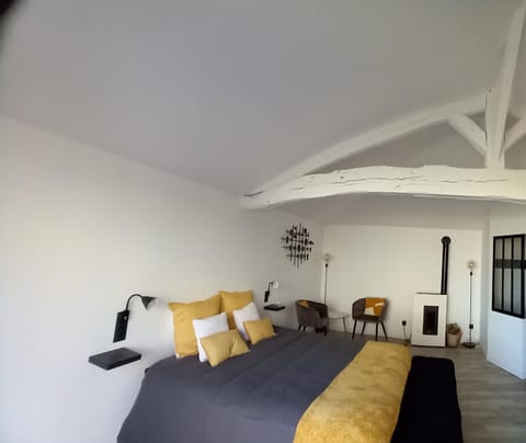 Photo of the whole room, Bedroom