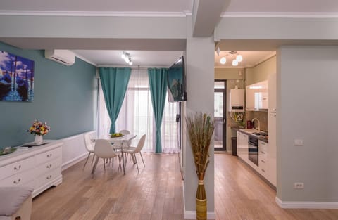 TV and multimedia, Kitchen or kitchenette, Living room, Seating area, Dining area, air conditioner