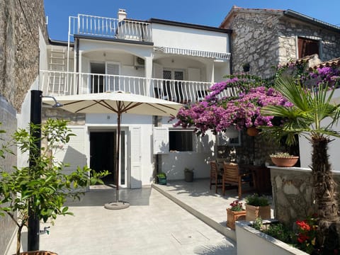 Property building, Balcony/Terrace, Garden view