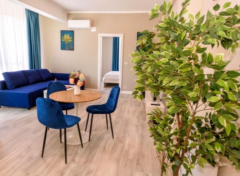 TV and multimedia, Living room, Seating area, Dining area, air conditioner