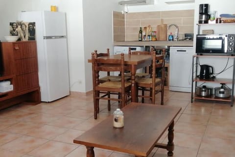 Coffee/tea facilities, Kitchen or kitchenette, Dining area, dishwasher, oven, stove, toaster