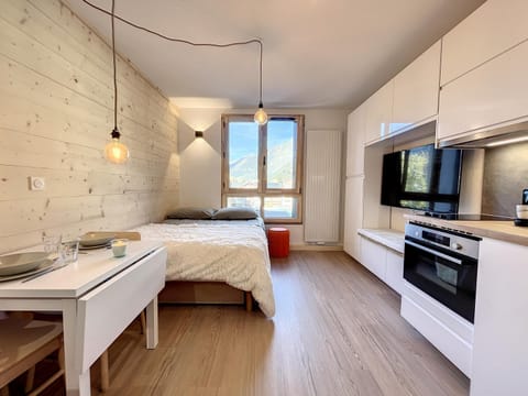 Bed, TV and multimedia, Kitchen or kitchenette, Photo of the whole room, Dining area, Bedroom, minibar, pet friendly