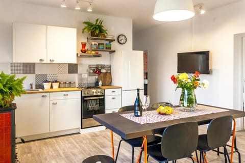 TV and multimedia, Coffee/tea facilities, Kitchen or kitchenette, Dining area, pet friendly, stove