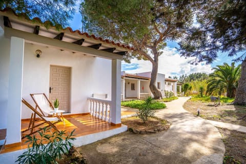 Property building, Facade/entrance, Garden, Garden, Balcony/Terrace, Lobby or reception, Garden view