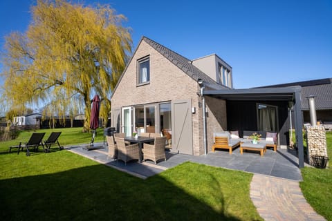 Property building, Spring, Day, Garden, Seating area, sunbed