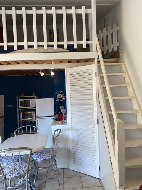 Kitchen or kitchenette, Dining area, Bedroom