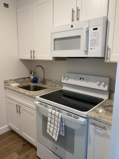 Kitchen or kitchenette, minibar, pet friendly, stove