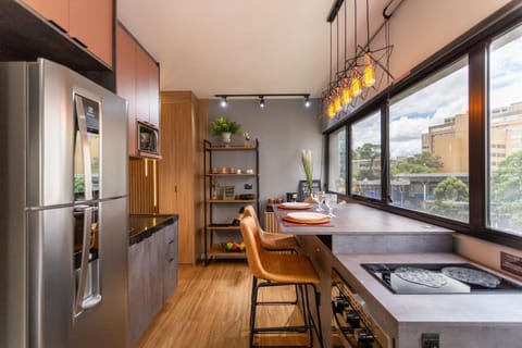 Kitchen or kitchenette, Dining area, minibar, oven, stove