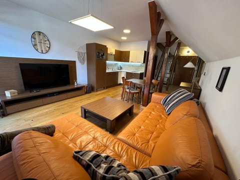 Communal lounge/ TV room, TV and multimedia, Living room, Seating area, Evening entertainment
