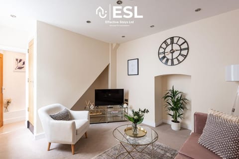 Communal lounge/ TV room, TV and multimedia, Living room, Seating area, Evening entertainment