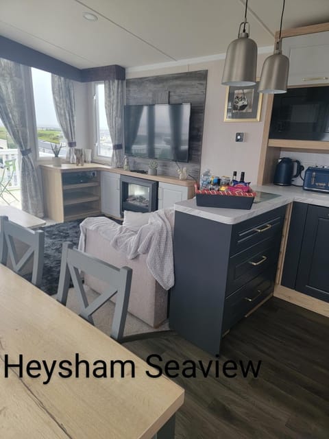 TV and multimedia, Kitchen or kitchenette, fireplace