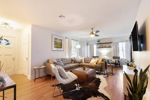 Luxury Bungalow Near Main w Hot-tub and Firepit House in Fredericksburg