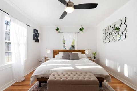 Luxury Bungalow Near Main w Hot-tub and Firepit House in Fredericksburg