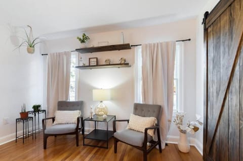 Luxury Bungalow Near Main w Hot-tub and Firepit House in Fredericksburg