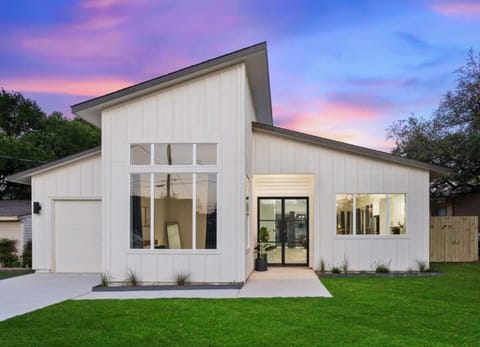 White Dove Pool House- Modern Luxury 4BR Home Near Lake Travis wPOOL House in Lake Austin