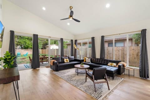 White Dove Pool House- Modern Luxury 4BR Home Near Lake Travis wPOOL House in Lake Austin