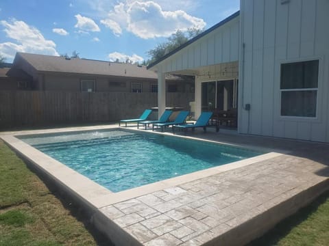 White Dove Pool House- Modern Luxury 4BR Home Near Lake Travis wPOOL House in Lake Austin