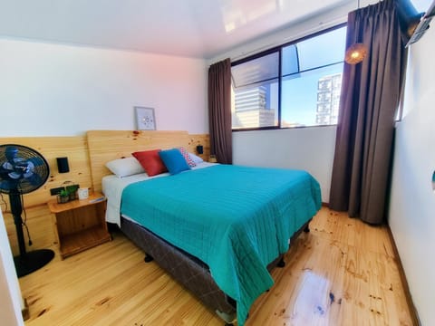 Bed, TV and multimedia, Photo of the whole room, Bedroom, fireplace