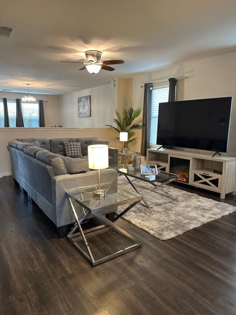 Huge Captivating Modern 5Bdr home-(The Xperience) House in Cypress