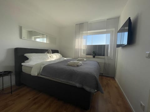 Bed, TV and multimedia, Photo of the whole room, Bedroom, towels