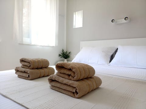 Bedroom, towels