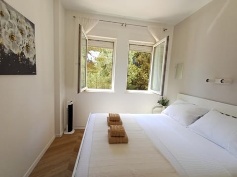 Bed, Bedroom, towels