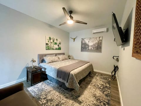 Bed, TV and multimedia, Photo of the whole room, Bedroom, fireplace
