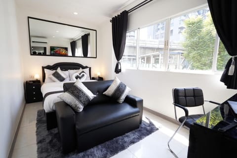 Bed, Photo of the whole room, Seating area, Bedroom