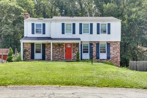 15 Mi to Pittsburgh WFH-Friendly Home with Deck House in Monroeville