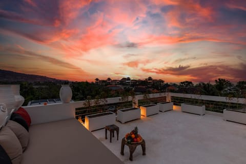 Premium 5 bd Luxury Central Villa 300m to beach & Ku De Ta Villa in Kuta