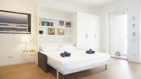 Bed, Library, Photo of the whole room, towels